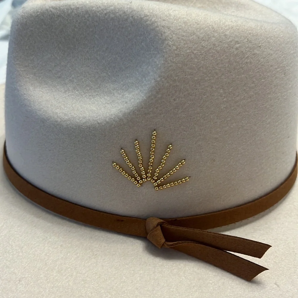 Fedora felt hat in beige new with out tags - Picture 7 of 7
